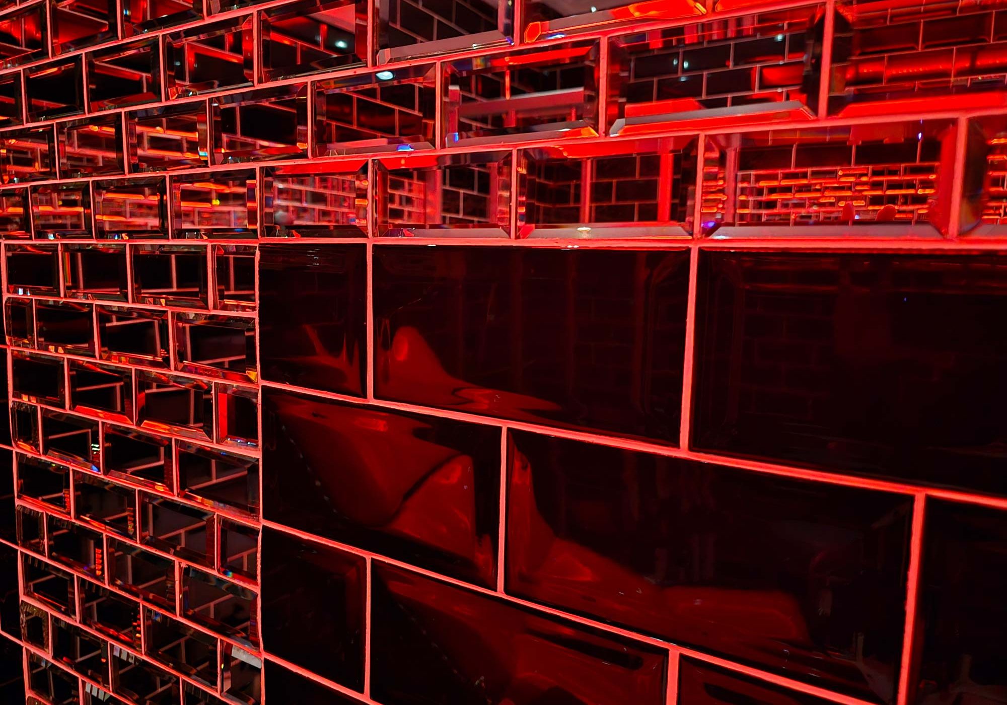 Kinky-Love-Lounge-Munderfing-Swinger-BDSM-Fetisch-Fliesen-Spiegel