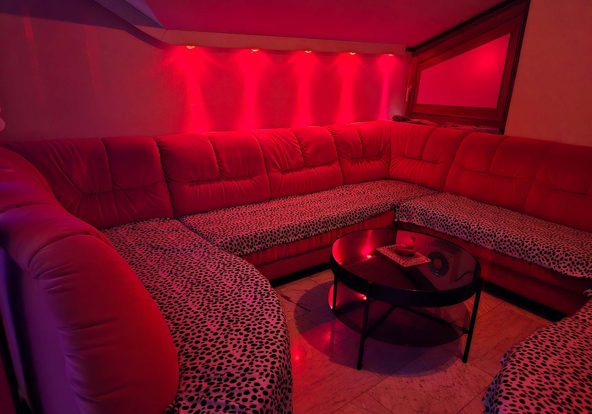 Kinky-Love-Lounge-Munderfing-Swinger-Couch-Lounge