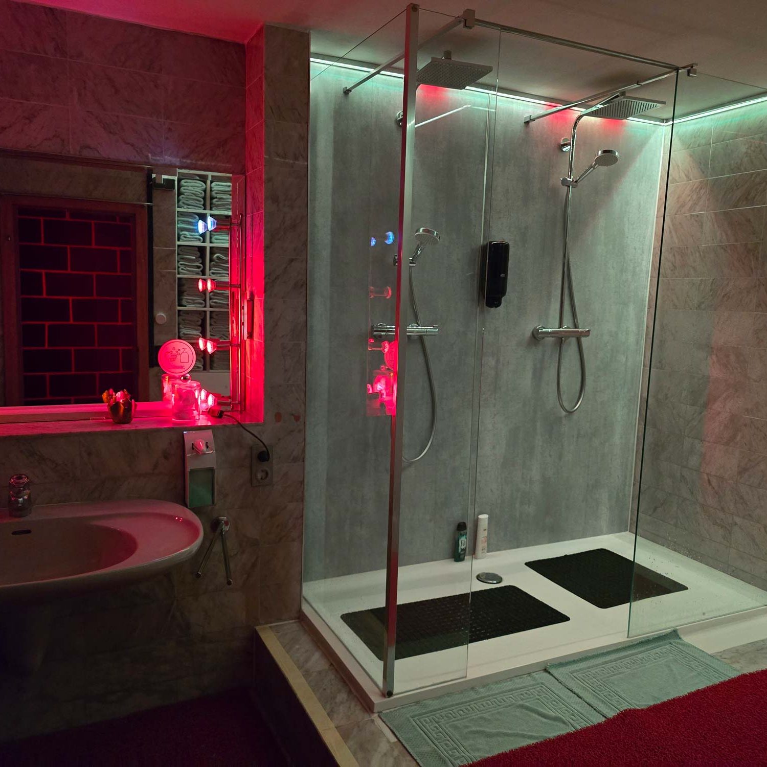 Kinky-Love-Lounge-Munderfing-Swinger-Dusche